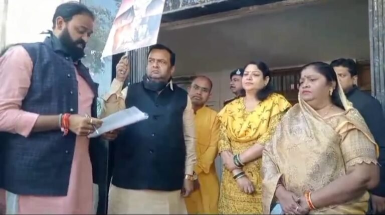 बुरहानपुर जिले में भी आज कांग्रेस जिला अध्यक्ष के नेतृत्व में बाबा साहब अम्बेडकर प्रतिमा के समक्ष मौन धरना देकर किया विरोध प्रदर्शन