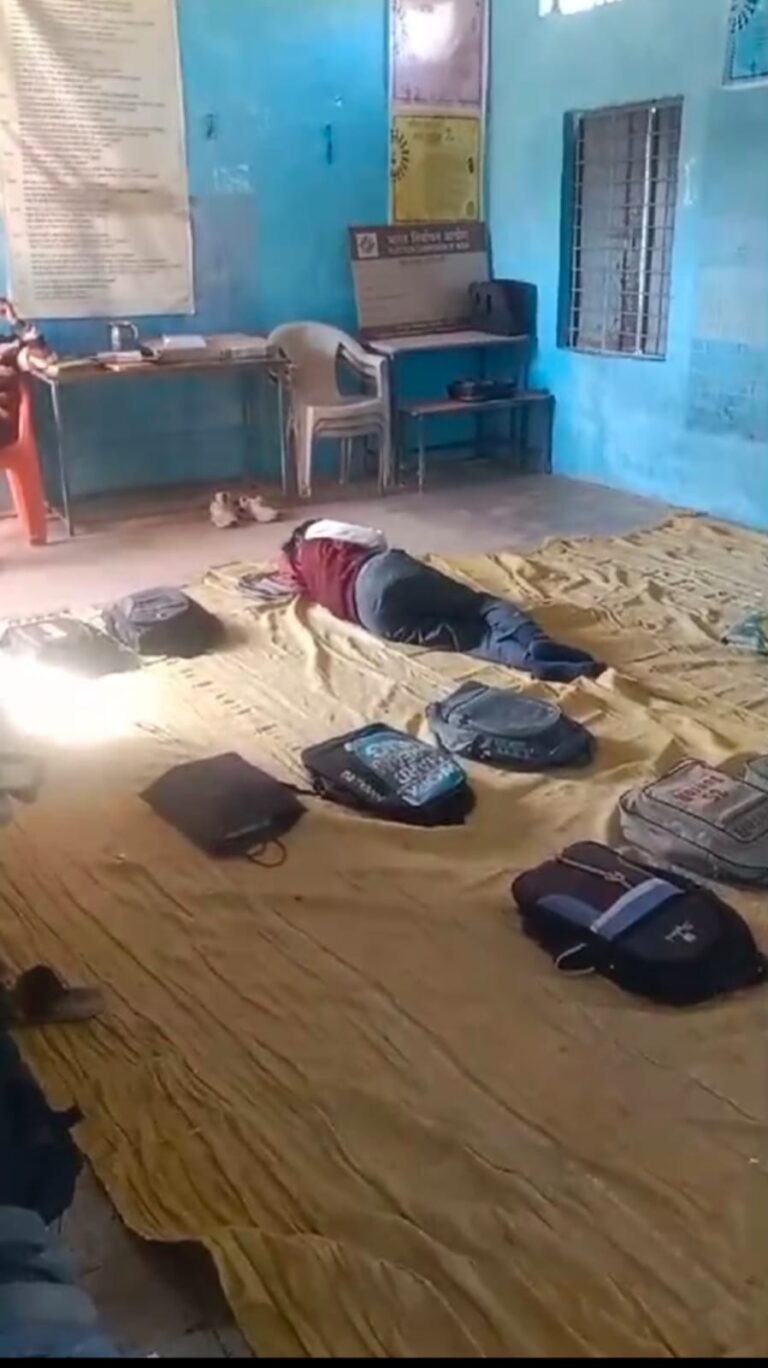 स्कूल में बच्चों को पढ़ाने की बजाय मास्टर साहब आराम फरमां रहे हैं  50 से 60 हजार महा की सरकारी सैलरी मिलने के बाद भी ये हालात