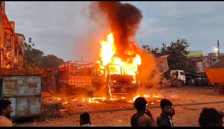 विदिशा बस स्टैंड पर खड़े ट्रक में लगी आग