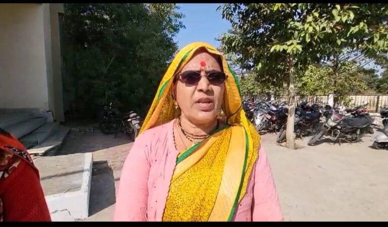 बरईपुरा कच्छी मोहल्ला निवासी राधा रघुवंशी अपनी बहू के साथ एसपी कार्यालय पहुंची की शिकायत