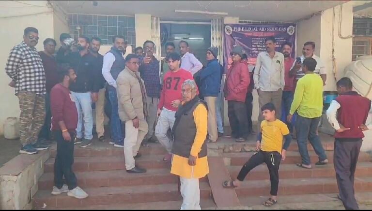 विदिशा बालाजी ईको सिटी के पास नए खेत मालिक द्वारा की जा रही गुंडागर्दी