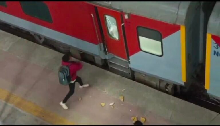 प्रयागराज जाने वाली ट्रेन पर हुआ पथराव