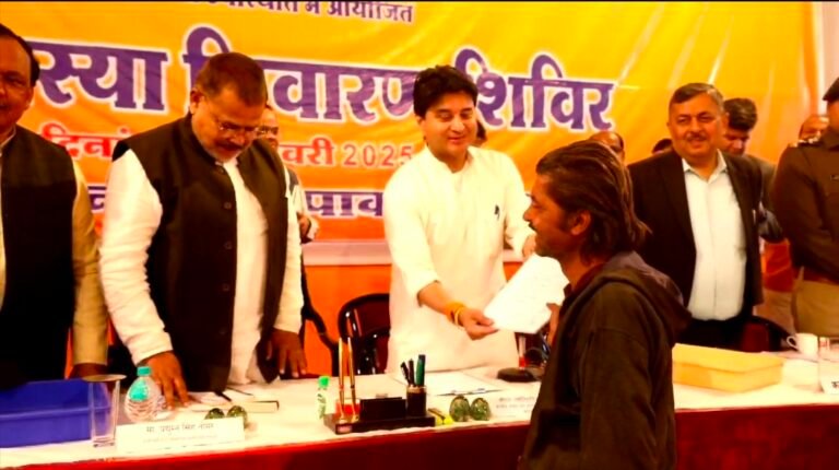 केंद्रीय मंत्री सिंधिया जी ने सुनी आमजनों की समस्याएं
