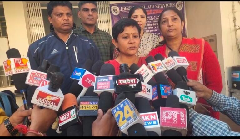 लोकायुक्त की बड़ी कार्रवाई रिश्वत लेते रंगे हाथ पकड़ा