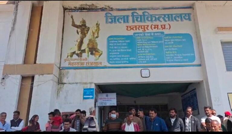 कलेक्टर ने जिला अस्पताल का किया औचक निरीक्षण