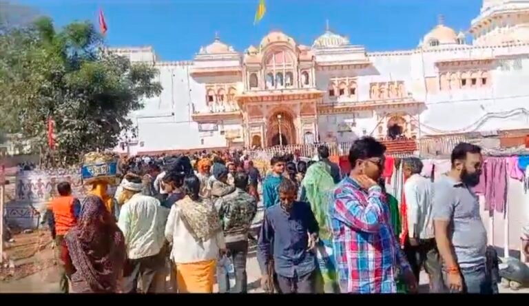 सरकार ओरछा धाम के सरकारी अस्पताल में बेटियों को कपड़े बांटे