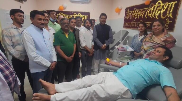 विदिशा के जैन मिलन संगठन के माध्यम से रक्त दान