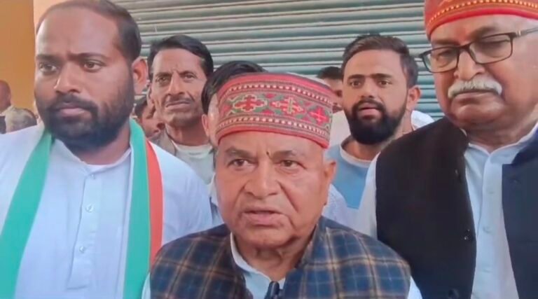 मृत युवक के परिजनों को मुआवजा देने की मांग की