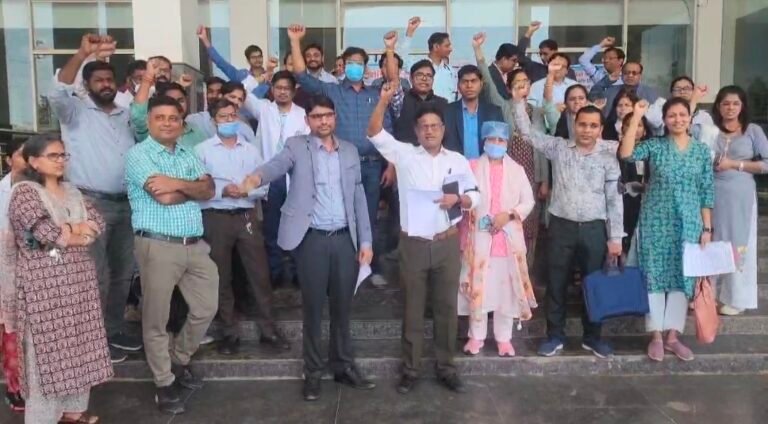 मेडिकल कॉलेज के डॉक्टर ने अपनी मांगों को लेकर शुरू किया चरणबद्ध आंदोलन