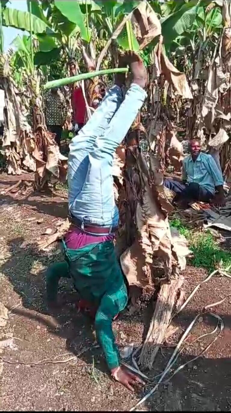 किसानों ने शिर्षासन आंदोलन किया