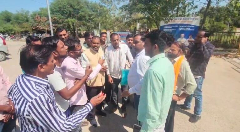 विदिशा: किसानों ने कलेक्ट्रेट में किया हंगामा