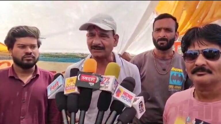 नाराज नगर परिषद कर्मचारी हड़ताल पर बैठे किया धरना प्रदर्शन