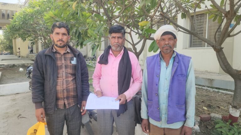 सहायक सचिव पर लगाया रिश्वतखोरी का आरोप