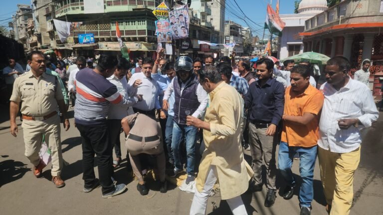 माधवगंज पर कांग्रेस द्वारा प्रदेश सरकार के मंत्री पहलाद पटेल का पुतला फूंका