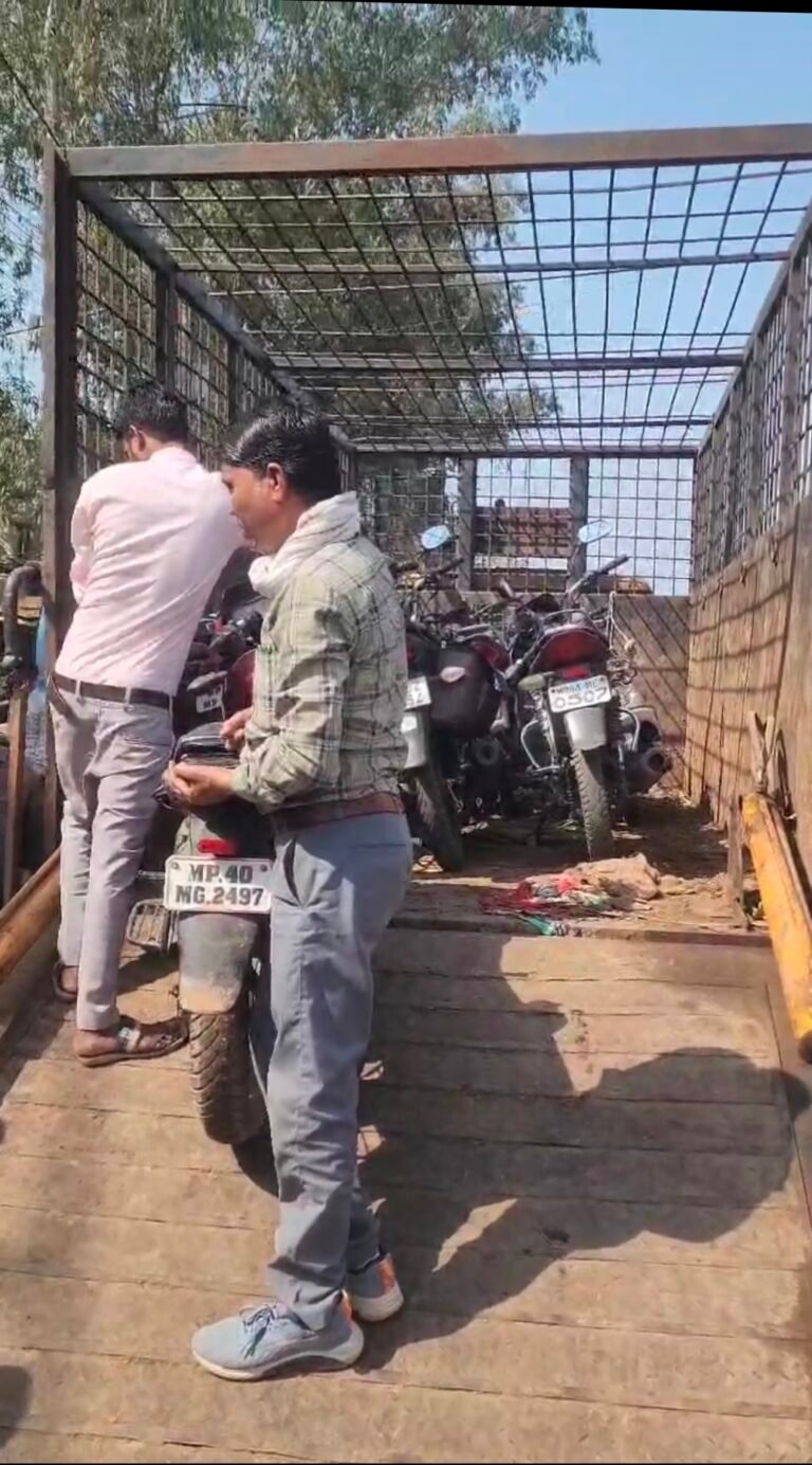 अव्यवस्थित खड़े वाहनों को किया गया जब तक बनाए चालान