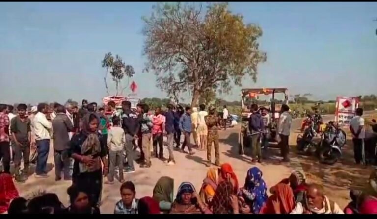 बीच सड़क पर शव रखकर गुस्साए परिजनों ने लगाया जाम