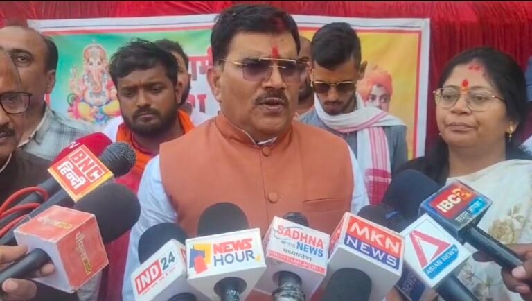 सांसद ने बनाए कंडे