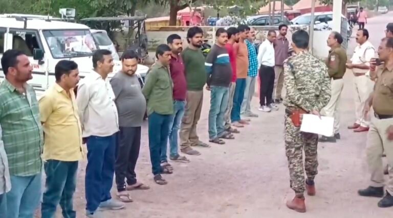 गुंडा एवं बदमाशों की पुलिस ने थाना परिसर में कार्रवाई परेड