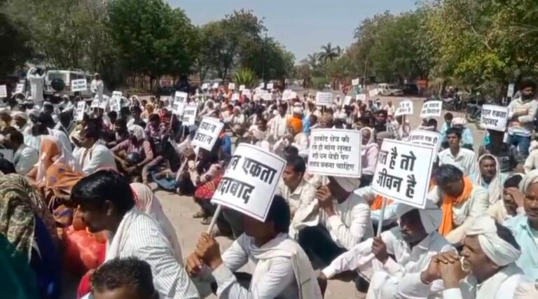 आदिवासी किसान पहुचे कलेक्टर कार्यालय