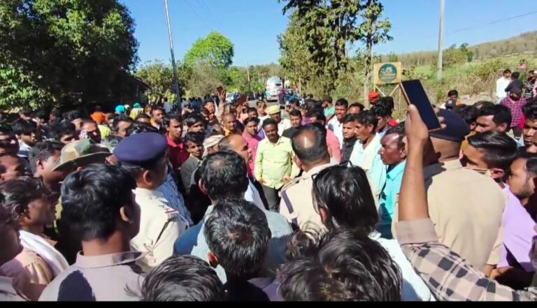 शव रख कर न्याय की माँग पर अड़े रहे, दो की मौत से आक्रोशित ग्रामीण