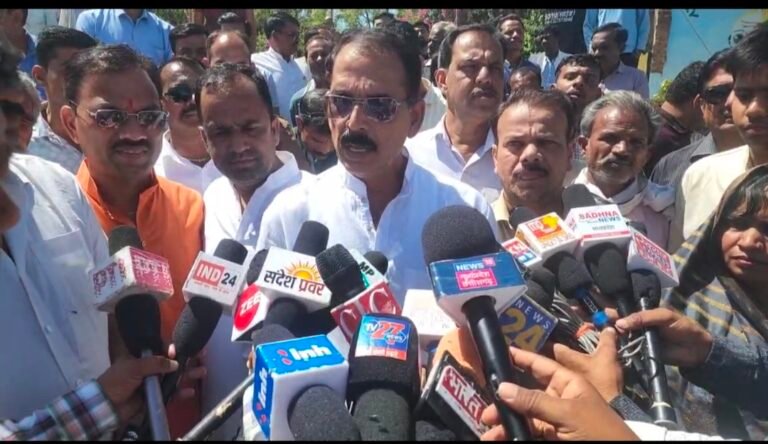 कांग्रेस प्रदेश अध्यक्ष के खिलाफ दिया धरना