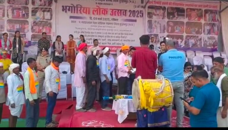 भगोरिया पर्व की खुशियों में शरीक हुए