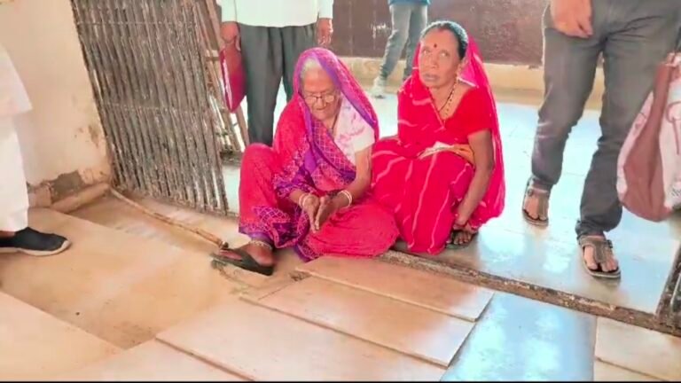 92 वर्षीय वृद्धा ने कलेक्टर कार्यालय के सामने सिर पटककर मांगी इच्छामृत्यु, प्रशासन पर लगाया अनदेखी का आरोप