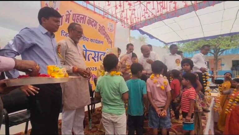 जिले में एक साथ 10000 बच्चों को शासकीय स्कूलों में कराया गया प्रवेश