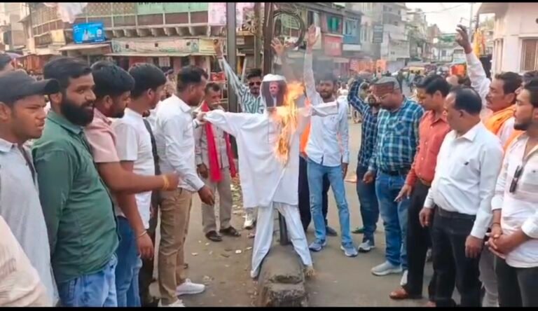 पूर्व मुख्यमंत्री अखिलेश यादव का बजरंग दल ने माधवगंज चौराहे पर फूंका पुतला 