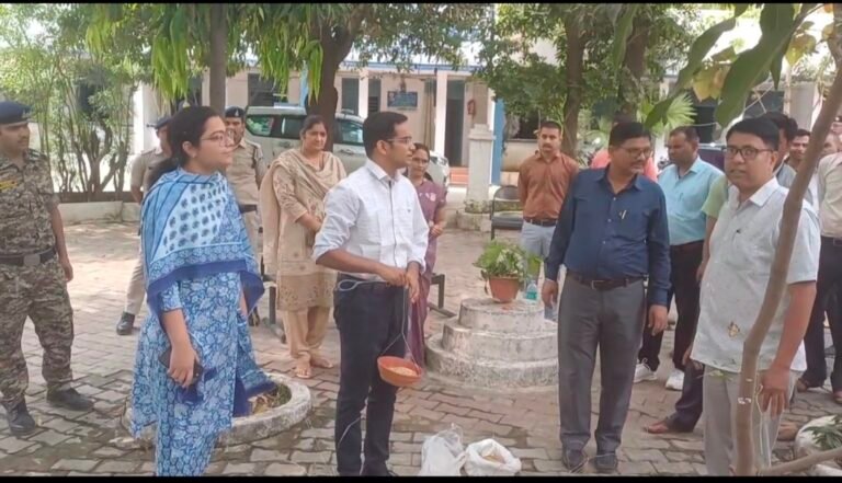 पक्षियों के लिए रखा दाना पानी टांगें सकोरे