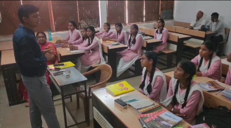 कलेक्टर का अनोखा अंदाज, बने शिक्षक