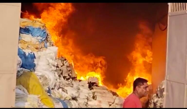 इंडस्ट्रीज एरिया लमतरा में दो इंडस्ट्री में लगी भीषण